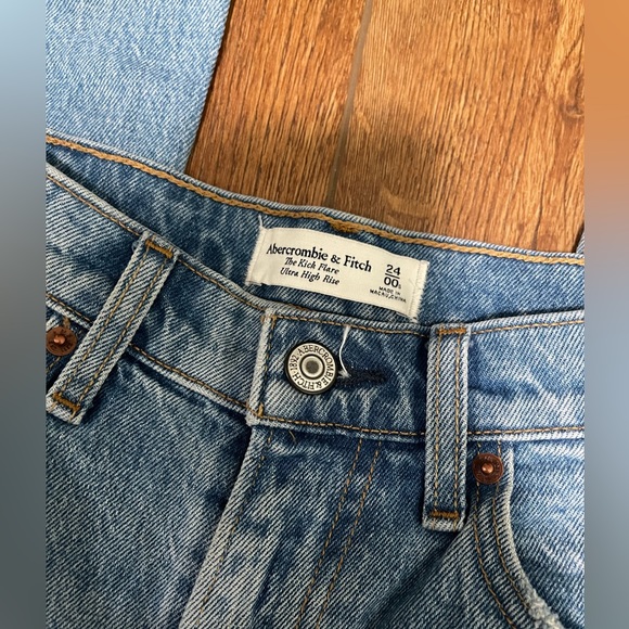 Abercrombie&Fitch Ultra High Rise Kick Flare Jeans 24/00 short - Picture 1 of 4